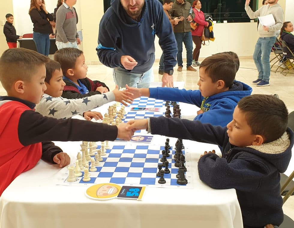 Niños aprendiendo ajedrez con la Fundación Magnus