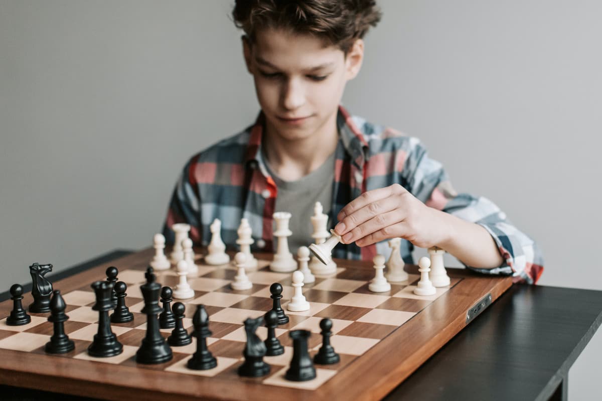 Niño concentrado jugando ajedrez