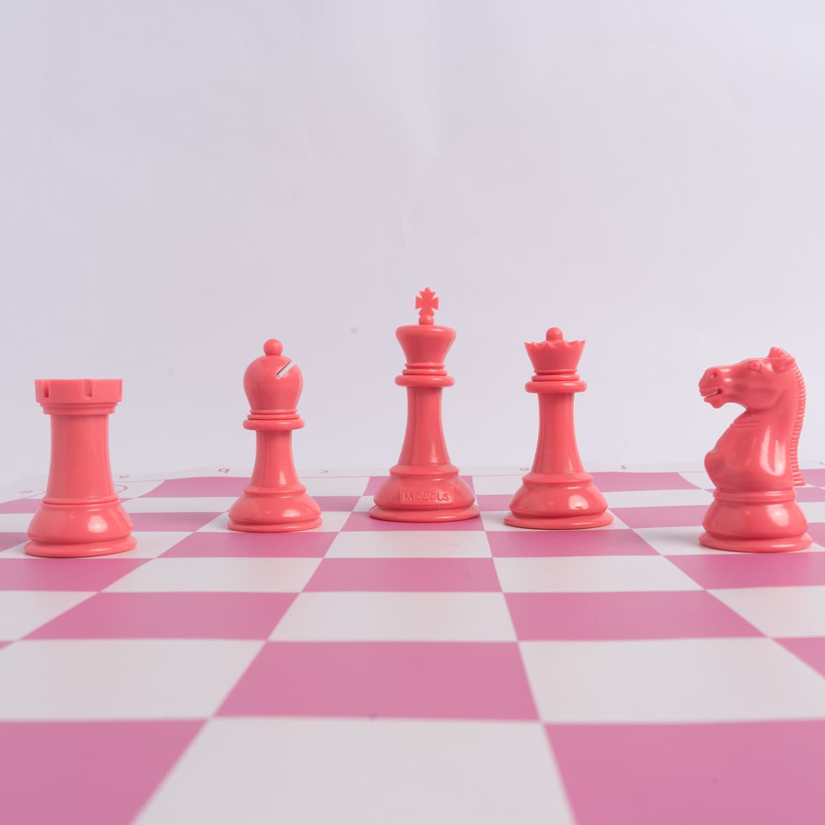 Set de Ajedrez Profesional Magnus Rosa con Blanco