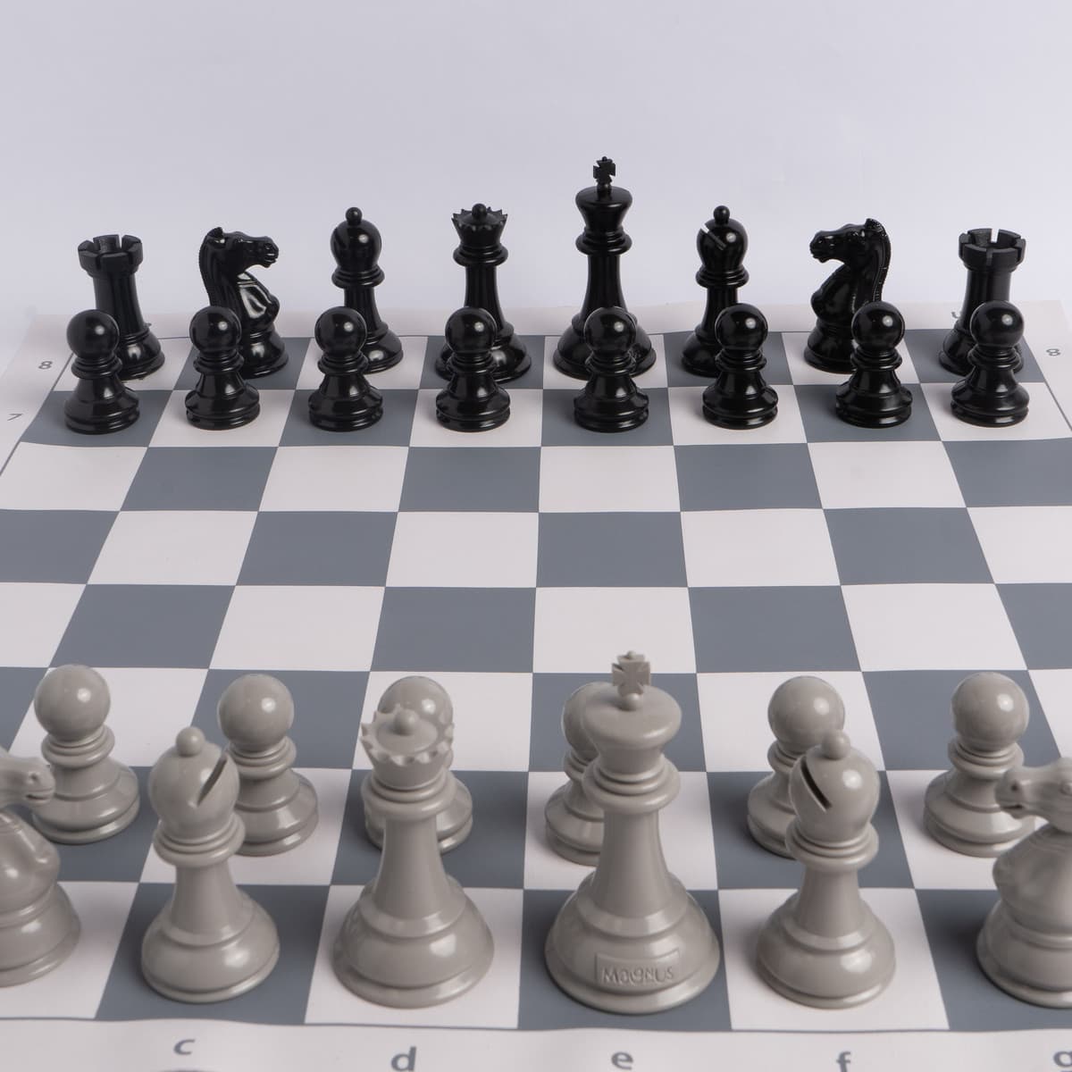 Set de Ajedrez Profesional Magnus Negro con Gris