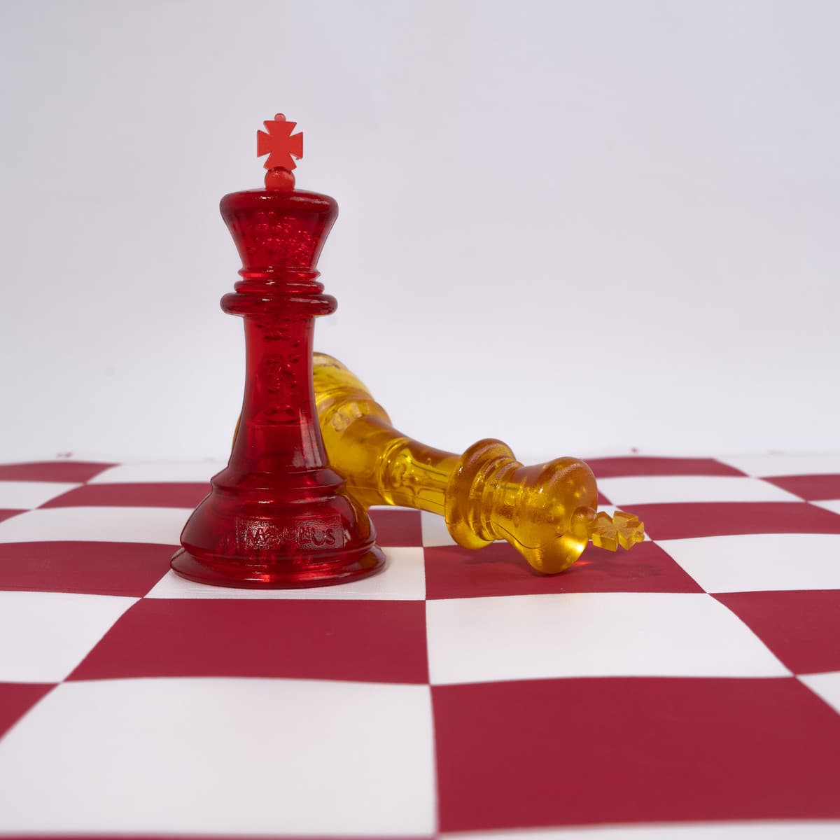 Set de Ajedrez Profesional Magnus Rojo con Amarillo Cristalino